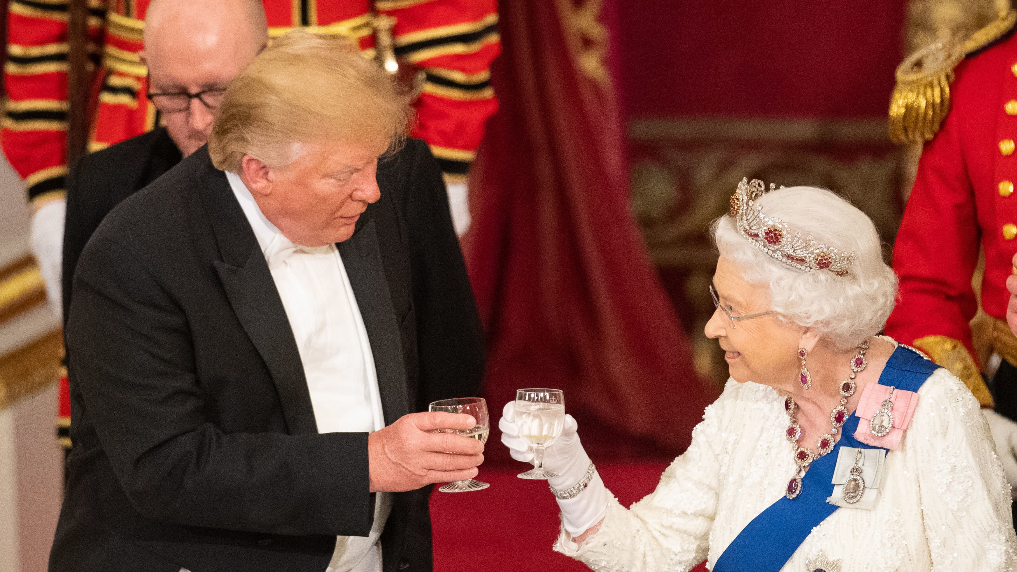 Donald Trump a fait l'éloge de la reine lundi. Donald Trump a fait l'éloge de la reine lundi.