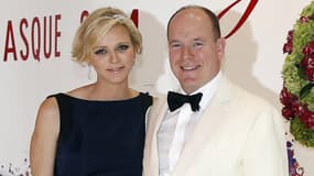 La princesse Charlène, accompagnée ici de son mari le prince Albert II de Monaco, s’apprête à donner naissance à des jumeaux. (Photo d'illustration, datant du mois d'août 2014)