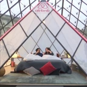 Une nuit au musée, ça vous tente? Le Louvre et Airbnb offrent la possibilité dormir sous la pyramide