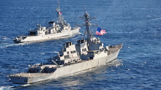 Le lance-missile USS Barry (DDG 52) en formation avec la frégate française (D 643), au cours d'un exercice en février dernier, en mer ionienne. Les deux navires sont sur place en vue d'une action militaire en Syrie.