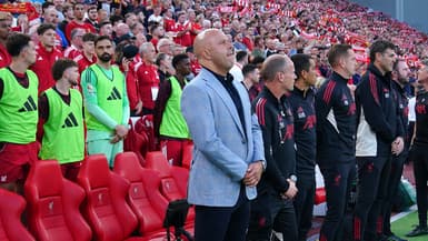 Arne Slot et le staff de Liverpool pendant un hommage à Diogo Jota à Anfield, le 15 août 2025