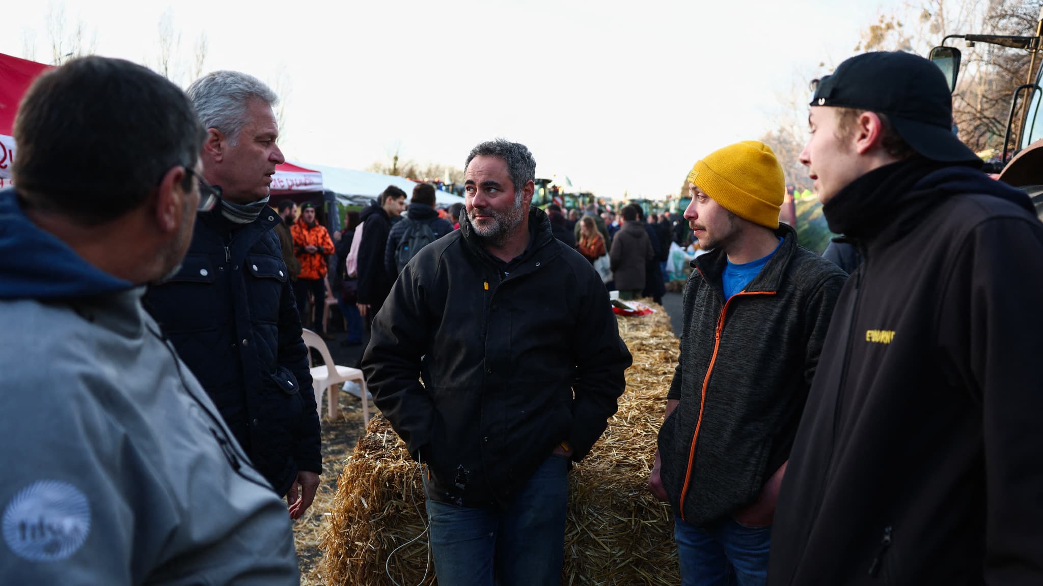 Les agriculteurs sur le point de blocage de l'A6, à Chilly-Mazarin, dans l'Essonne. 