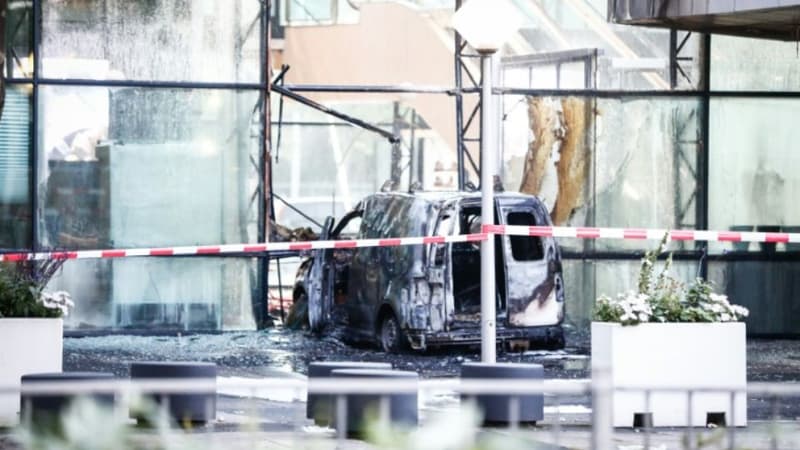 Le verre de sécurité de la façade a réussi à stopper la course de la camionnette