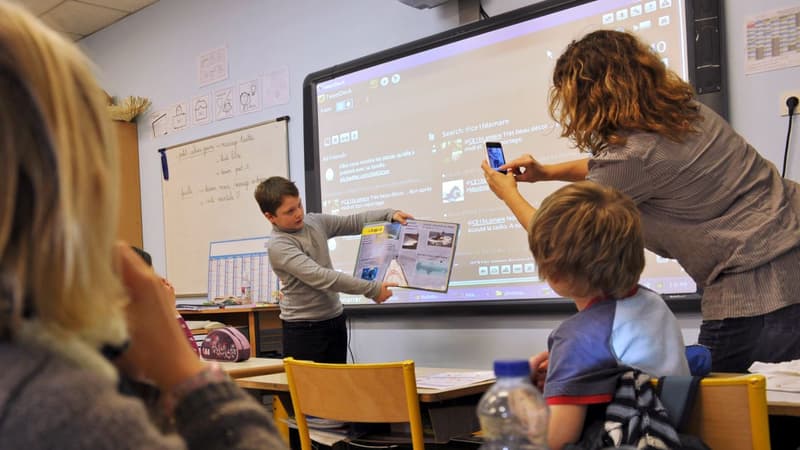 Le portable devrait être interdit à l'école et au collège (photo d'illustration).
