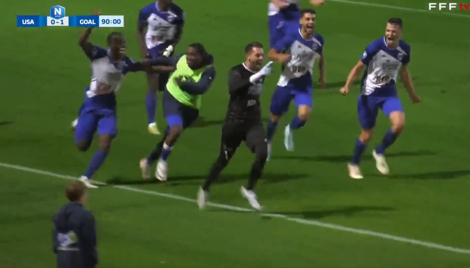 FOOTBALL  Le gardien de but sauve la vie d'un adversaire en plein match -  France Bleu