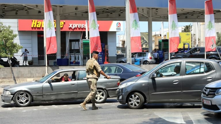 Un soldat libanais devant une station-service, à Beyrouth le 14 août 2021