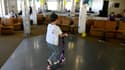 Des réfugiés ukrainiens, avec leurs enfants, sont hébergés sur le ferry Le Méditerranée, dans le port de Marseille, le 27 avril 2022  
