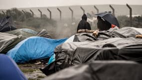 Des migrants dans un campement de fortune à Calais, le 29 octobre 2014.