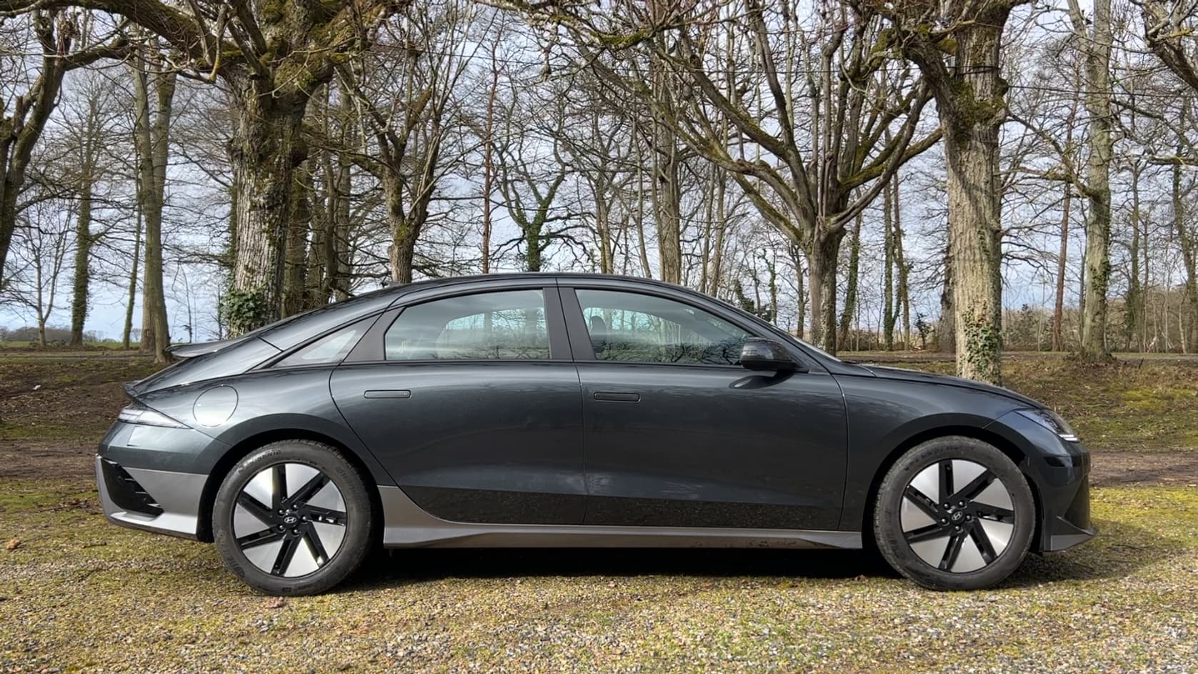 Le profil très aérodynamique de cette Ioniq 6 adopte la forme de la goutte d'eau. Le profil très aérodynamique de cette Ioniq 6 adopte la forme de la goutte d'eau.