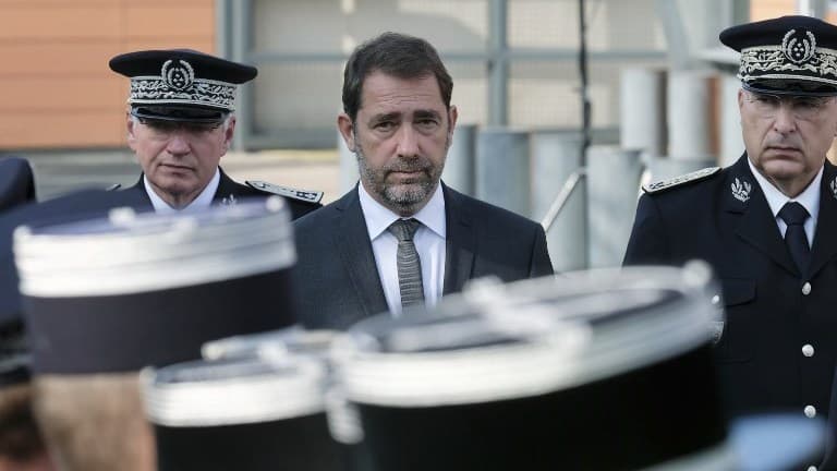 Le ministre de l'Intérieur, Christophe Castaner dans la cour de l'hôtel de police d'Albi.