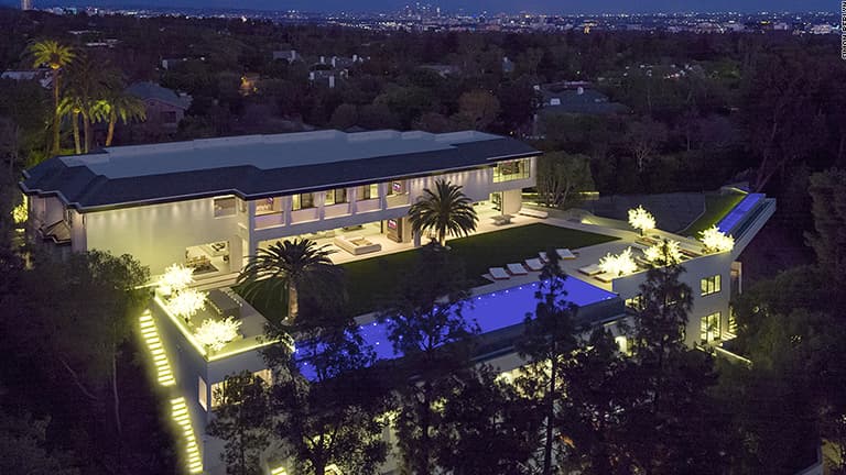 Une luxueuse propriété située dans un quartier huppé de Los Angeles à vendre pour 150 millions de dollars. C'est la 2ème maison la plus chère des États-Unis.