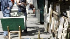 Face au déclin de la lecture, les bouquinistes, qui peuplent les quais de Seine de Paris, sont tentés de vendre des gadgets destinés aux touristes comme des Tours Eiffel miniatures. Une dérive que condamne la mairie. /photo prise le 2 septembre 2010/REUTE