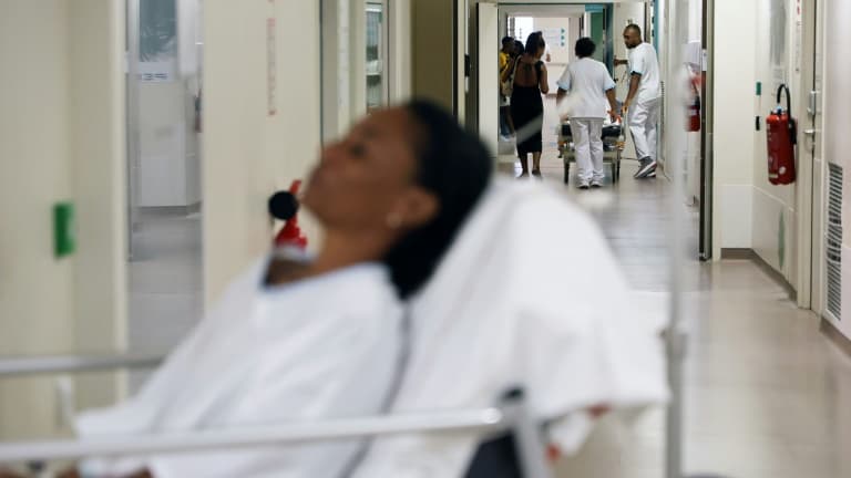 Des soignants prennent en charge des malades atteints du chikungunya au Centre hospitalier Ouest Réunion de Saint-Paul, à La Réunion, le 10 avril 2025. (Photo d'illustration)