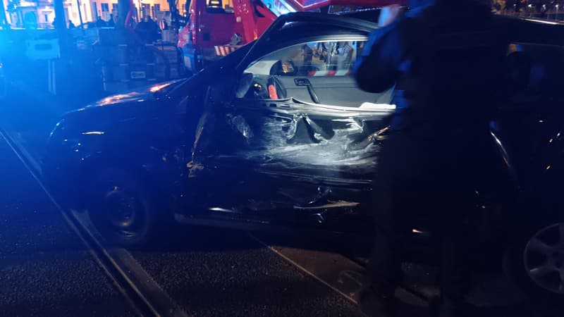 Une voiture a percuté le tram T1 à Lyon, ce 23 novembre 2023.