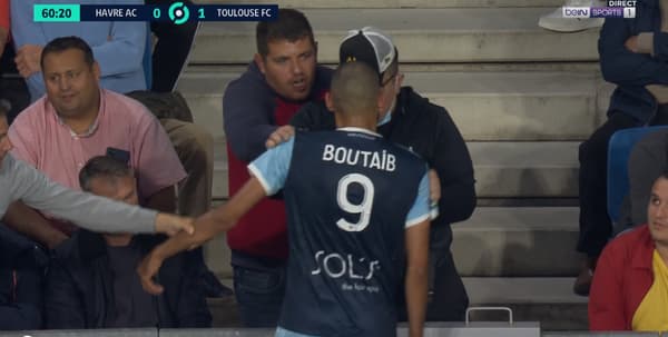 Khalid Boutaïb avec le supporter havrais