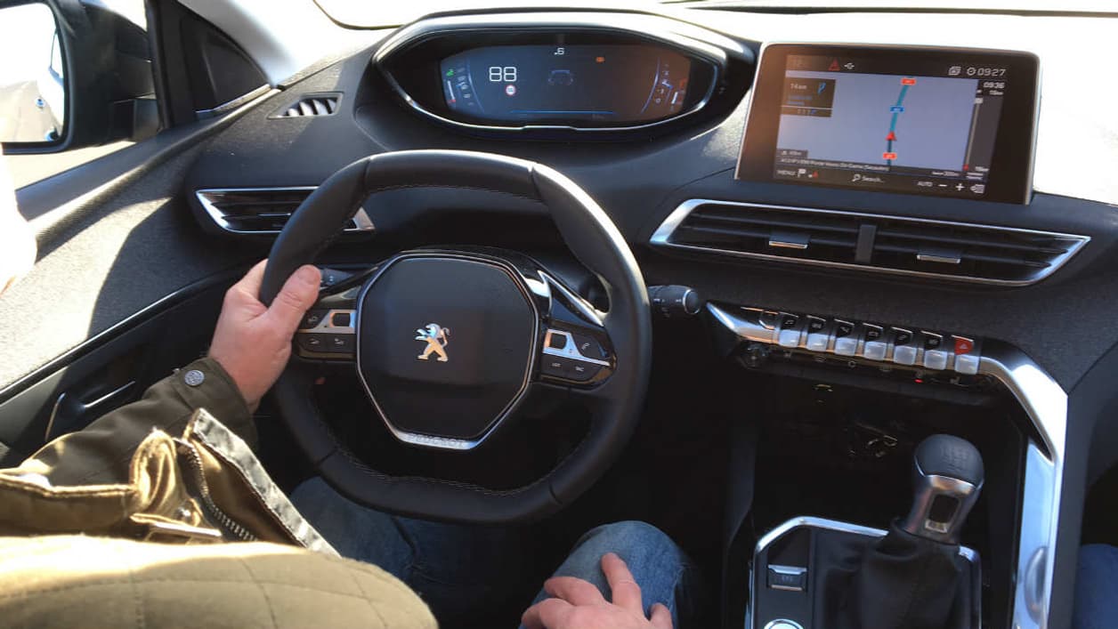 Comme sur le 3008, le i-cockpit de Peugeot (son nouveau combiné de cadrans et d'écrans tactiles) est un très gros plus du 5008.