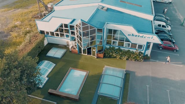 Abridéal, l’inventeur de l’abri de piscine aux valeurs humaines fortes