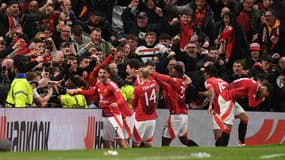 La joie des joueurs et des supporteurs de Manchester United contre l'Olympique Lyonnais, à Old Trafford le 17 avril 2025
