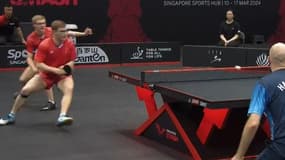 Alexis Lebrun change sa raquette de mains contre la paire autrichienne Gardos-Habesohn lors du Grand Smash de Singapour, le 13 mars 2024