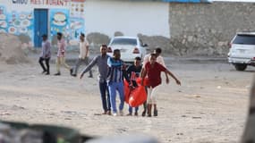 Un corps évacué d'une victime d'un attentat à Mogadiscio, Somalie, le 3 août 2024 