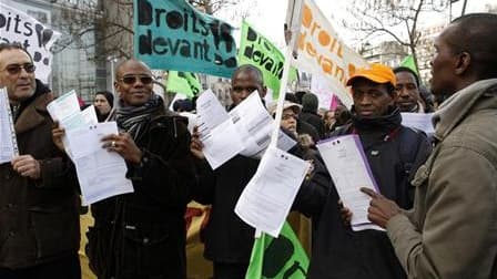 Lors d'une manifestation de travailleurs sans-papiers à Paris en février dernier. Après sept mois de grève, les représentants d'environ 6.000 travailleurs sans-papiers établis en France ont obtenu l'ouverture de nouvelles négociations avec le gouvernement
