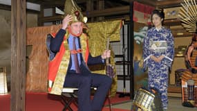 Le prince William a revêtu un costume de samouraï dans les locaux de la télévision japonaise.