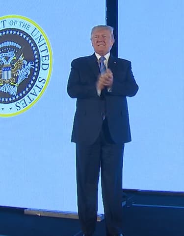 Quand une parodie du sceau présidentiel apparaît derrière Donald Trump