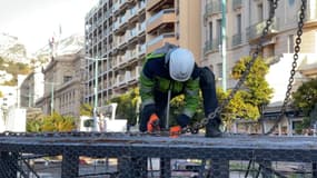 Un ouvrier installant l'une des structures de la 90e fête du Citron aux jardins Biovès de Menton (Alpes-Maritimes), le mardi 23 janvier 2024.