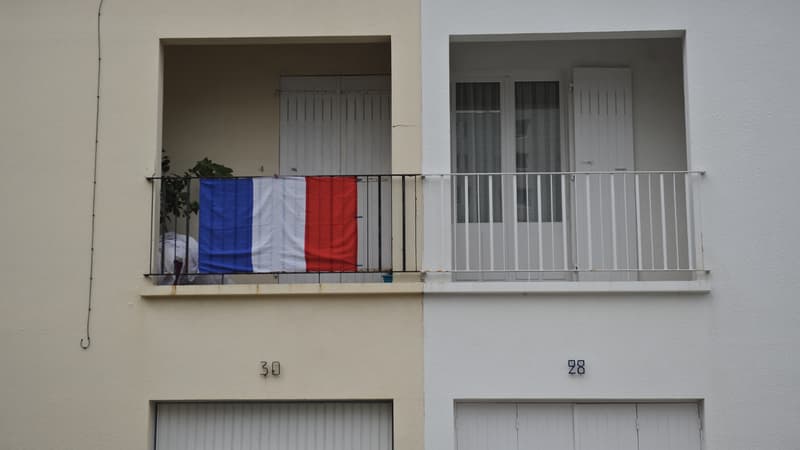 Au lendemain des attentats de Paris, le président de la République avait souhaité que les Français accrochent un drapeau tricolore à leur fenêtre en guise d'hommage national.