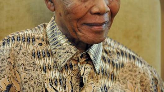 L'ancien président Nelson Mandela, icône de la lutte contre l'apartheid en Afrique du Sud, a été hospitalisé samedi à la suite de "douleurs abdominales chroniques". "Madiba", qui est âgé de 93 ans, a besoin d'un traitement médical spécialisé. /Photo d'arc