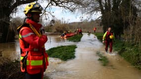 Des secours à l'oeuvre près du Gardon, à Russan, dans le Gard, le 10 mars 2024