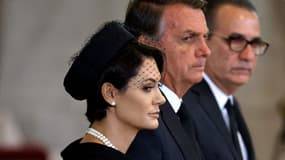 Jair Bolsonaro et sa femme Michelle Bolsonaro devant le cercueil d'Elizabeth II le 18 septembre 2022 à Londres. 