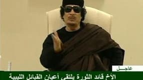 Mouammar Kadhafi, sur des images diffusées mercredi par la télévision libyenne, affirmant qu'elles avaient été tournées dans la journée. Selon les autorités italiennes, le dirigeant libyen, qui n'est plus apparu en public depuis un raid de l'Otan fatal à
