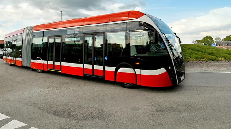 Le nouveau véhicule à hydrogène choisi par l'agglomération de Pau est un tram-bus de la firme belge Van Hool. Il est articulé et fait 18 mètres de long avec une capacité de 125·passagers et une autonomie de 300·kilomètres.