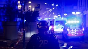 Un policier à Roubaix face à des feux d'artifices dans la nuit du 29 au 30 juin 2023, troisième nuit de violences suite à la mort de Nahel, un adolescent tué par un policier à Nanterre.