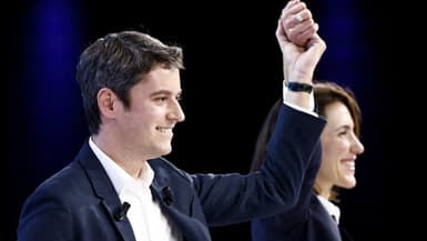 Valérie Hayer (à droite) et Gabriel Attal (à gauche)  lèvent la main en l'air alors qu'ils se tiennent sur scène lors du lancement du parti Renew Europe. campagne politique pour les prochaines élections du Parlement européen, à Lille, dans le nord de la France, le 9 mars 2024.