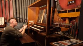 Le Youtubeur Sam Battle, sa Gameboy et son orgue