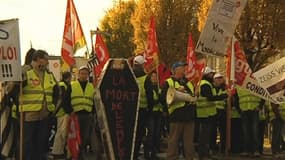 Des manifestants à Rennes ce samedi 23 novembre mettant en garde le gouvernement contre "la mort de l'emploi" en Bretagne