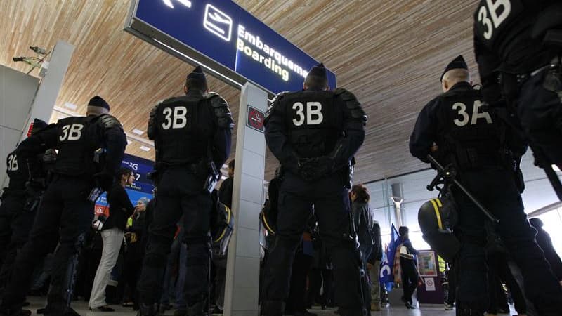 Membres des forces de l'ordre déployés à l'aéroport Roissy-Charles-de-Gaulle lors de la grève de fin décembre. Les députés français ont engagé mardi l'examen d'une proposition de loi UMP controversée dont l'objet est d'encadrer le droit de grève dans les