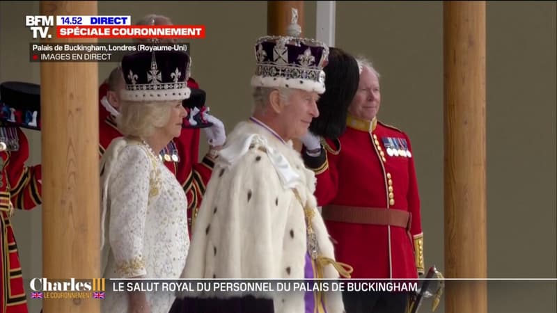 Le roi Charles III et la reine Camilla saluent les corps d'armée