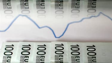 Le Trésor italien a émis vendredi pour 3,5 milliards d'euros d'obligations à trois ans à un rendement en net repli par rapport à la précédente opération, quelques heures seulement après une dégradation surprise de la note souveraine du pays par Moody's. /
