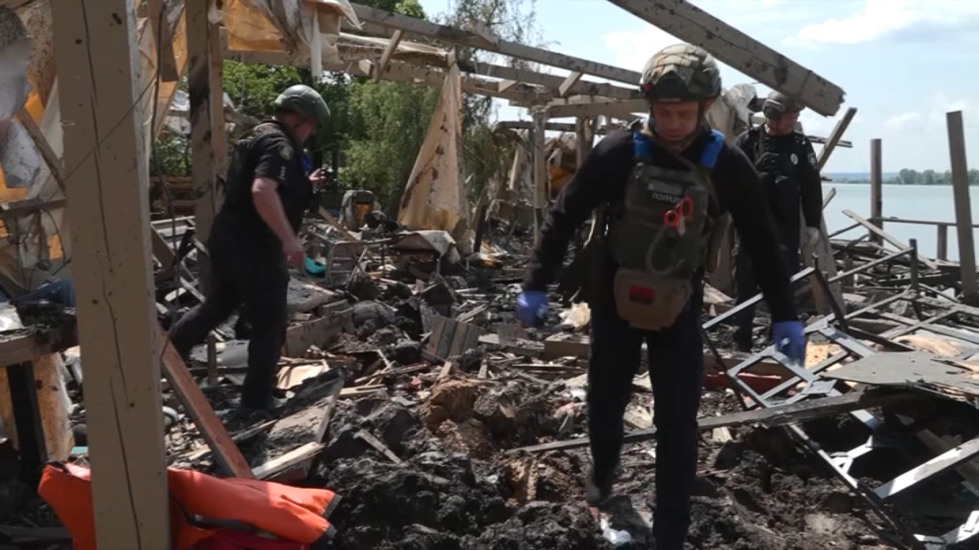 Les dégâts après un double bombardement russe dans la région de Kharkiv, le 19 mai 2024 Les dégâts après un double bombardement russe dans la région de Kharkiv, le 19 mai 2024