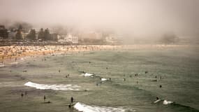 Le brouillard recouvre les surfeurs et les nageurs sur la plage de Bondi Beach à Sydney lors d'une journée d'été, le 6 décembre 2024. (Photo d'illustration)