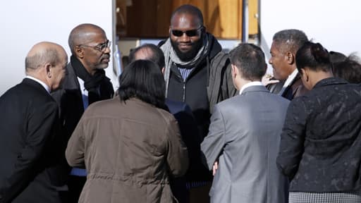 Thierry Dol, l'un des quatre otages d'Arlit, à sa sortie de l'avion, mercredi à Villacoublay.