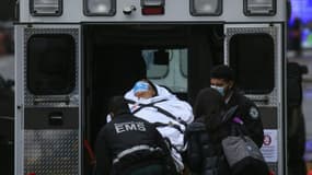 Un patient est transporté devant l'hôpital Tisch à New York le 13 novembre 2020