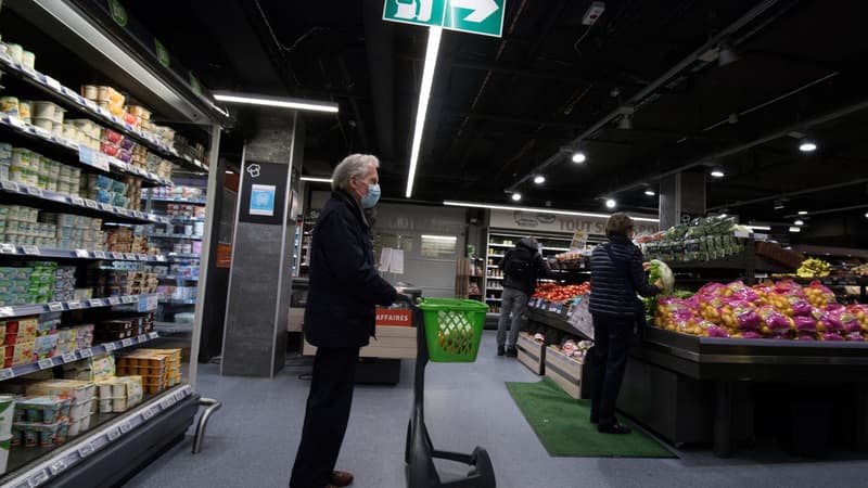 Un homme dans un supermarché à Nantes le 4 mai 2020.