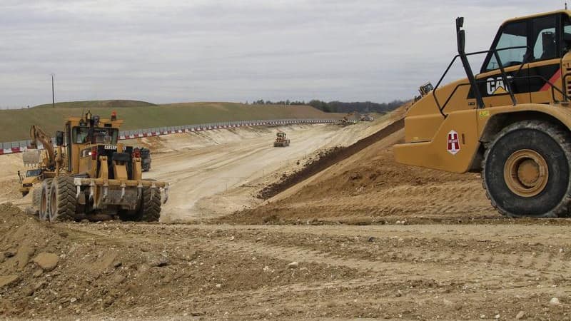 Sur un site du projet de canal Seine-Nord Europe. Le ministre des Transports Frédéric Cuvillier a annoncé la remise à plat du projet dont le calendrier initial prévoyait un début de travaux en 2012 pour une mise en service en 2016. L'appel d'offres a été