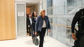 Marine Le Pen alors qu'elle quitte la salle d'audience du Tribunal de Paris pendant la lecture du verdict de leur procès pour détournement de fonds publics européens, à Paris, le 31 mars 2025.