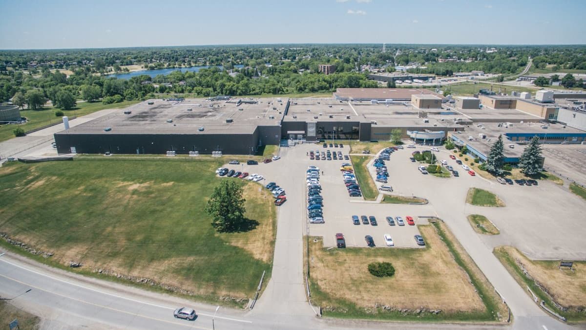 Désaffectée depuis 2010, cette ancienne usine de chocolat qui appartenait au géant Hershet a été rachetée en janvier dernier par Canopy Growth pour 6,6 millions de dollars canadiens. Désaffectée depuis 2010, cette ancienne usine de chocolat qui appartenait au géant Hershet a été rachetée en janvier dernier par Canopy Growth pour 6,6 millions de dollars canadiens.