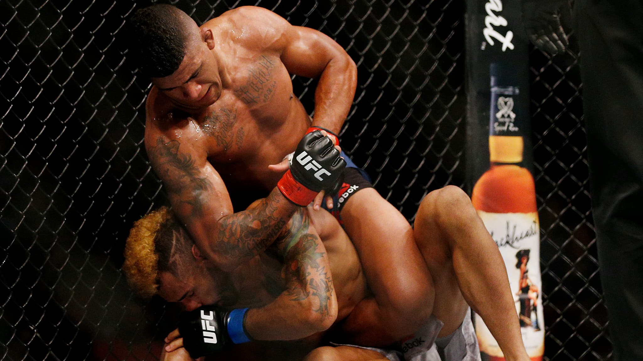 Gilber Burns (en haut) contre Mike Davis en avril 2019